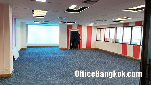 Office for Rent 100 Sqm clost to Huai Khwang MRT Station