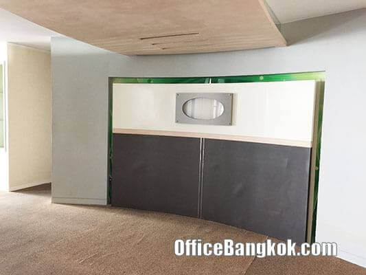 Rent Office with Partly Furnished on Chidlom Area close to Chidlom BTS Station
