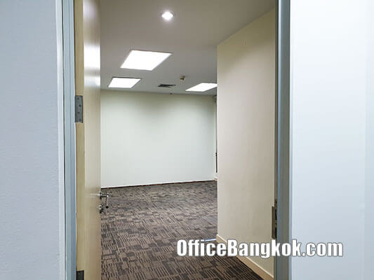 Office for Rent with Partly Furnished Space 110 Sqm Close to Chidlom BTS Station