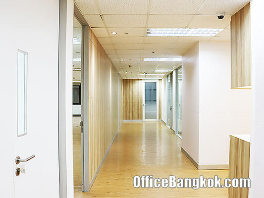Rent Office With Partly Furnished 280 Sqm Close To Chidlom BTS Station