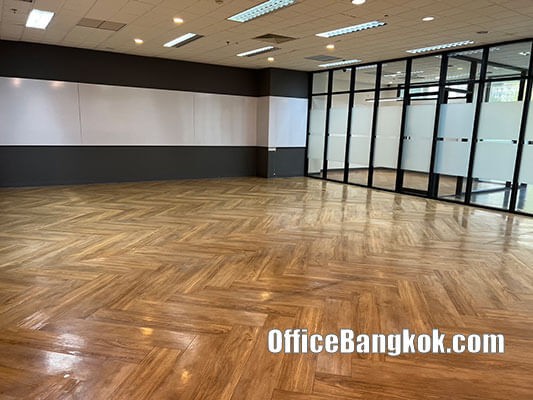 Rent Office With Partly Furnished 300 Sqm Close to Phloen Chit BTS Station