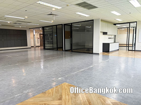 Rent Office With Partly Furnished 300 Sqm Close to Phloen Chit BTS Station