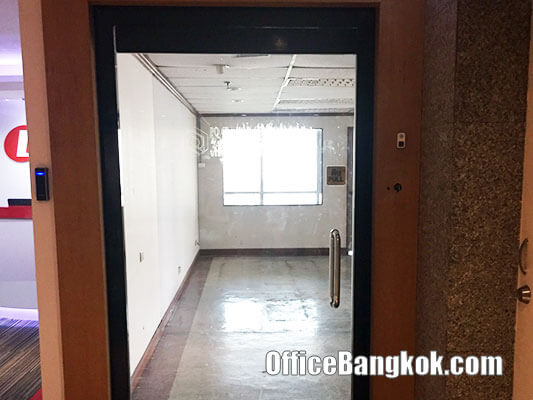 Rent Office With Partly Furnished On Sukhumvit Road Space 247 Sqm Close to Asoke BTS Station