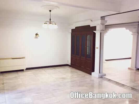 Townhouse 3 storey for rent on Sukhumvit 43 close to Phrom Phong BTS Station