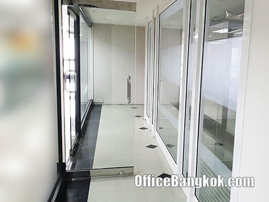 Rent Office Space with Partly Furnished close to Phayahtai BTS Station