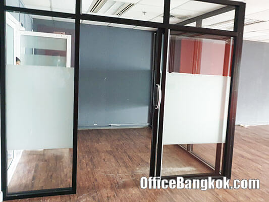 Rent Office with Partly Furnished 110 Sqm close to Phaya Thai BTS Station