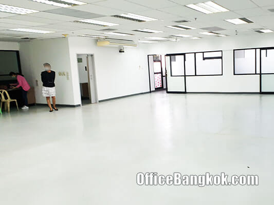 Rent Office with Partly Furnished 300 Sqm on Rama 4 Road