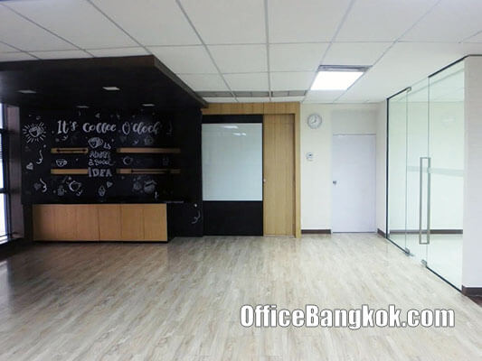 Partly Furnished Office Space for Rent 135 Sqm close to Suthisarn MRT Station
