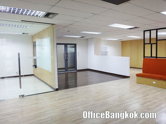 Partly Furnished Office Space for Rent 135 Sqm close to Suthisarn MRT Station