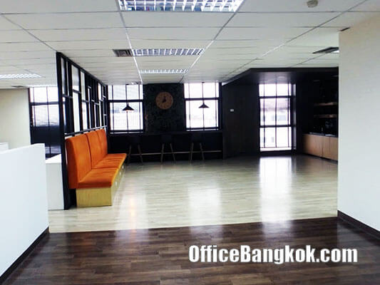 Partly Furnished Office Space for Rent 135 Sqm close to Suthisarn MRT Station