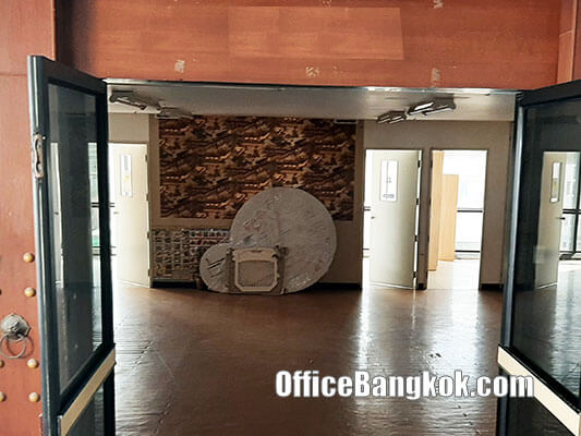 Rent Office with Partly Furnished 185 Sqm on Surawong Area