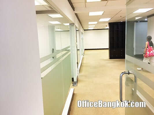 Partly Furnished Office Space for Rent with meeting room and Executive room on Ekamai nearby BTS Ekamai Station