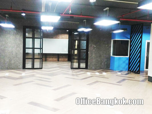 Rent Office 24/7 on Ratchadapisek Road near Suthisarn MRT Station