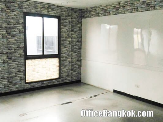 Rent Office 24/7 on Ratchadapisek Road near Suthisarn MRT Station