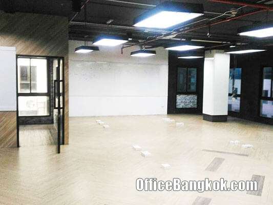 Rent Office 24/7 on Ratchadapisek Road near Suthisarn MRT Station