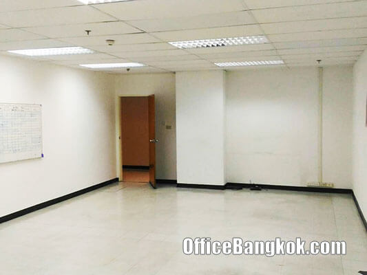 Rent Small Office on Ratchadapisek Road Near Suthisarn MRT Station