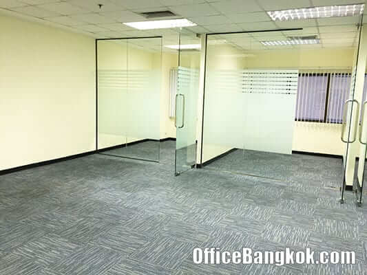 พื้นที่ออฟฟิศตกแต่งบางส่วนขนาดเล็กราคาถูกให้เช่า ทำเลอโศก