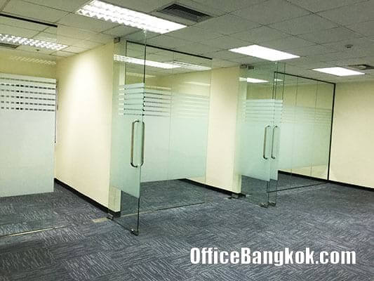 พื้นที่ออฟฟิศตกแต่งบางส่วนขนาดเล็กราคาถูกให้เช่า ทำเลอโศก