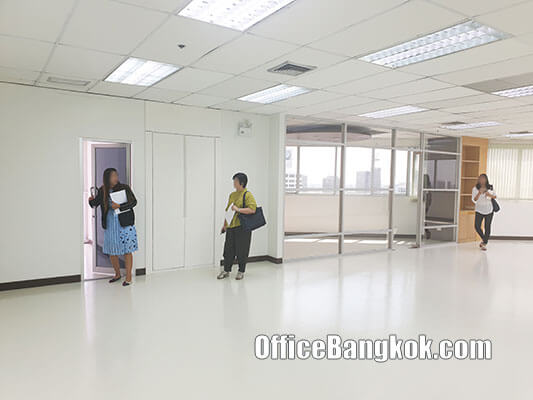 Rent Partly Furnished Office on Vibhavadi Road near Mo Chit (Chatuchak Park)