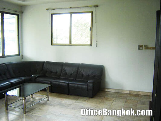 Small and Cheap Office Space for Rent on Sukhumvit 39 nearby Phrom Phong