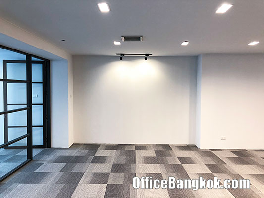 Rent Office with Partly Furinished at Charn Issara Tower 2 on New Phetchaburi Road