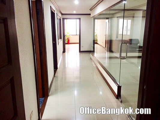 Cheap Office for rent with partly furnished at Skulthai Surawong Tower