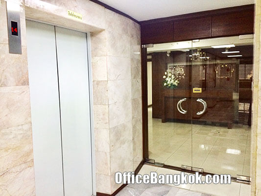 Cheap Office for rent with partly furnished at Skulthai Surawong Tower