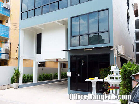 Stand Alone Office Building 4 Storey on Ratchadapisek for Rent near Thailand Cultural Centre MRT station