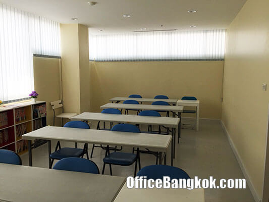 School for rent in Office Building Sukhumvit Area can work 7 days 24 hours with toilet inside.