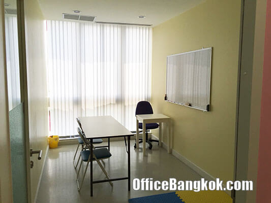 School for rent in Office Building Sukhumvit Area can work 7 days 24 hours with toilet inside.