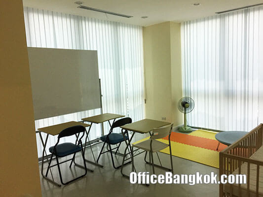 School for rent in Office Building Sukhumvit Area can work 7 days 24 hours with toilet inside.