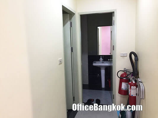 School for rent in Office Building Sukhumvit Area can work 7 days 24 hours with toilet inside.