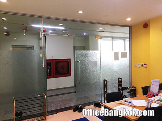 School for rent in Office Building Sukhumvit Area can work 7 days 24 hours with toilet inside.