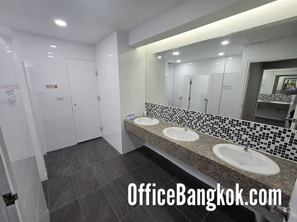 เช่าออฟฟิศแต่งพร้อมเฟอร์นิเจอร์ 358 ตรม. ใกล้ BTS อโศก และ MRT สุขุมวิท ราคาถูกเพียง 215,000 บาท/เดือน เท่านั้น