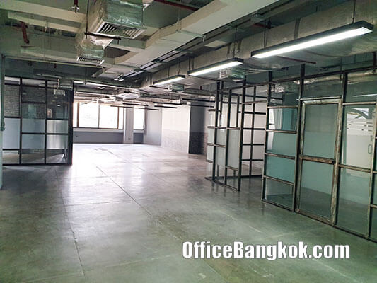 Rent Office with Partly Furnished Space 245 Sqm Close to Phetchaburi MRT Station