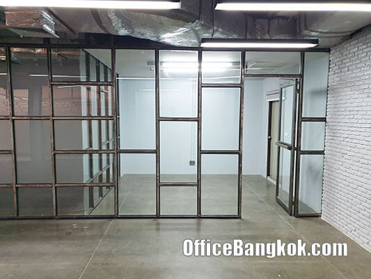 Rent Office with Partly Furnished Space 245 Sqm Close to Phetchaburi MRT Station