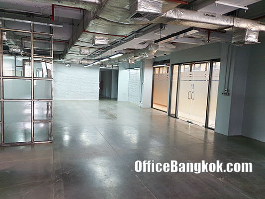 Rent Office with Partly Furnished Space 245 Sqm Close to Phetchaburi MRT Station