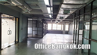 Rent Office with Partly Furnished Space 245 Sqm Close to Phetchaburi MRT Station