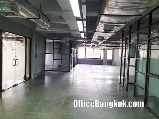 Rent Office with Partly Furnished Space 245 Sqm Close to Phetchaburi MRT Station