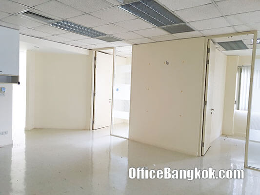 Rent Office With Partly Furnished on Asoke Space 157 Sqm Close to Phetchaburi MRT Station