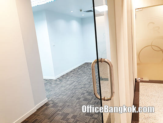 Office for Rent with Partly Furnished Space 110 Sqm Close to Chidlom BTS Station