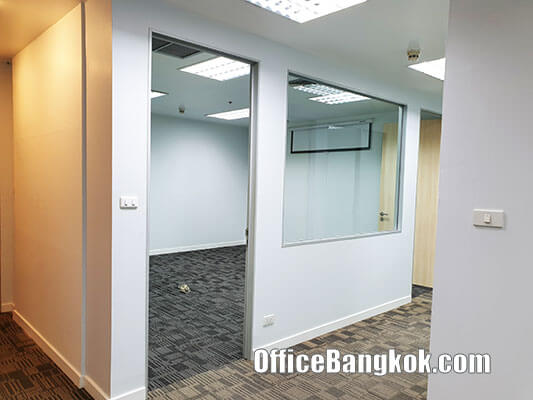 Office for Rent with Partly Furnished Space 110 Sqm Close to Chidlom BTS Station