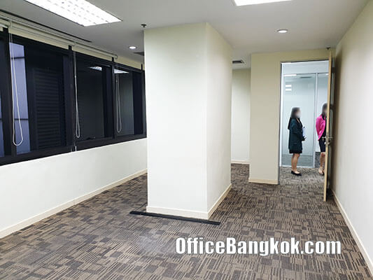 Office for Rent with Partly Furnished Space 110 Sqm Close to Chidlom BTS Station