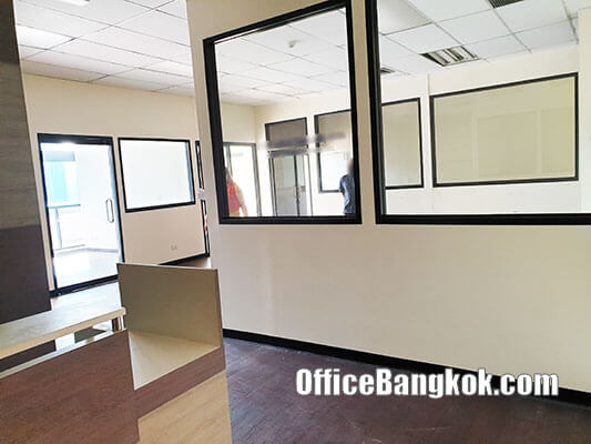 Rent Office with Partly Furnished 122 Sqm Close to Chidlom BTS Station