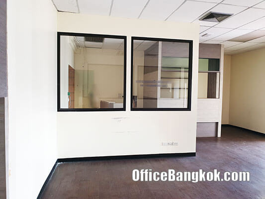 Rent Office with Partly Furnished 122 Sqm Close to Chidlom BTS Station