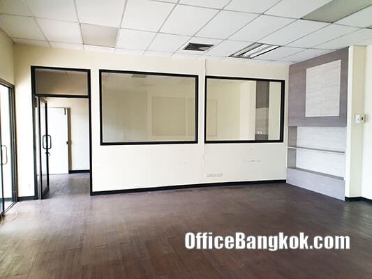 Rent Office with Partly Furnished 122 Sqm Close to Chidlom BTS Station