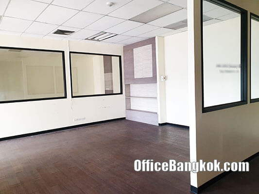 Rent Office with Partly Furnished 122 Sqm Close to Chidlom BTS Station