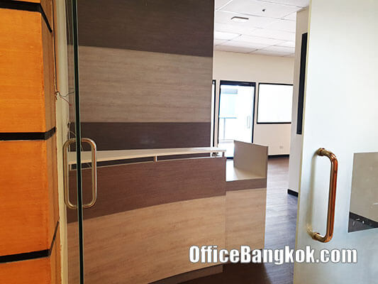 Rent Office with Partly Furnished 122 Sqm Close to Chidlom BTS Station