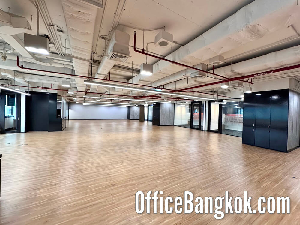 ออฟฟิศให้เช่าตกแต่งแล้วบางส่วน ใกล้ BTS ชิดลม พื้นที่ 775 ตร.ม. ค่าเช่า 830,000 บาท/เดือน เหมาะสำหรับสำนักงานใหญ่ เดินทางสะดวก ใจกลางกรุงเทพฯ