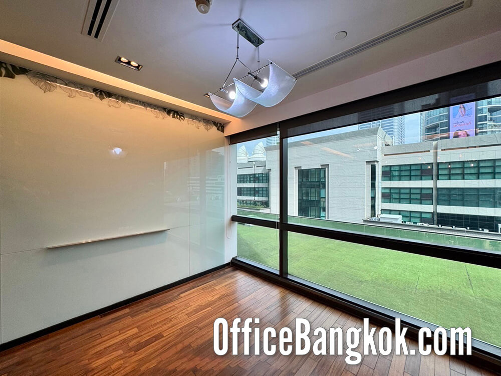 ออฟฟิศให้เช่าตกแต่งแล้วบางส่วน ใกล้ BTS ชิดลม พื้นที่ 775 ตร.ม. ค่าเช่า 830,000 บาท/เดือน เหมาะสำหรับสำนักงานใหญ่ เดินทางสะดวก ใจกลางกรุงเทพฯ